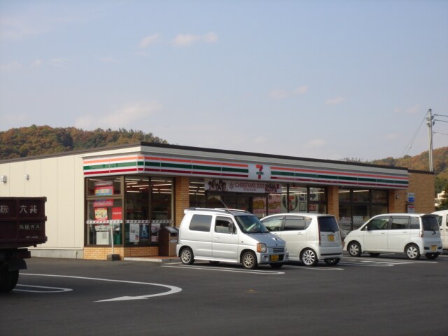 物件外観写真5　(セブンイレブン福山加茂店（コンビニ）まで599ｍ)