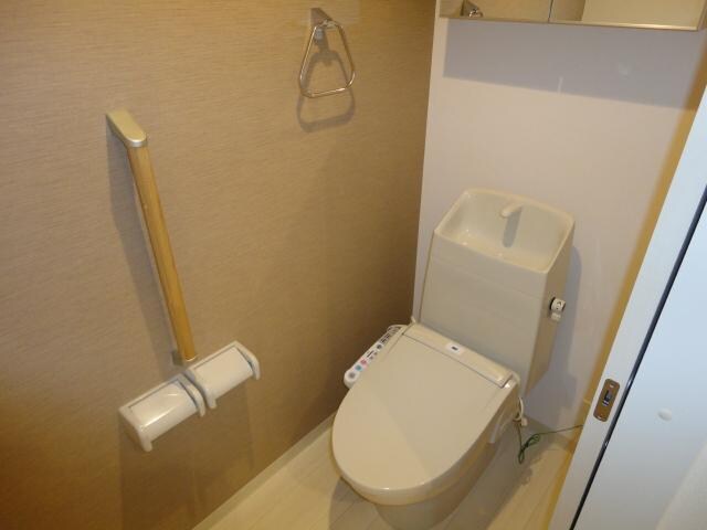 物件内観写真10　(シャワー付トイレ)