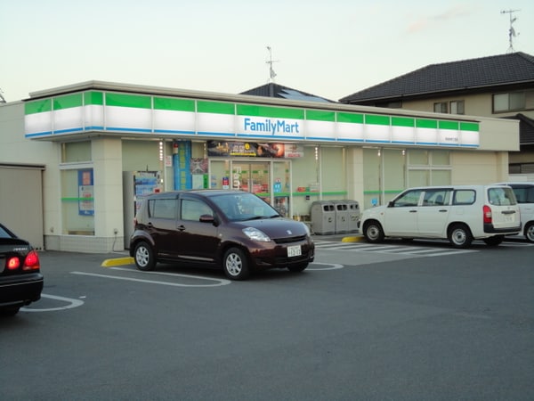 周辺環境(ファミリーマート多治米四丁目店（コンビニ）まで448ｍ)