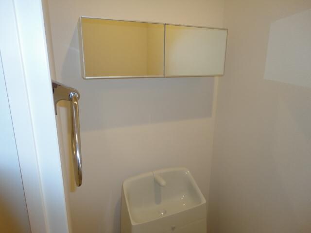 物件内観写真18　(トイレ収納)