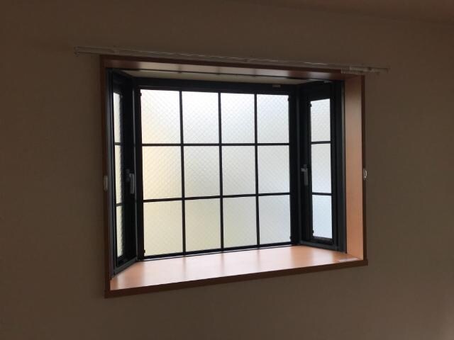 物件内観写真13　(出窓)