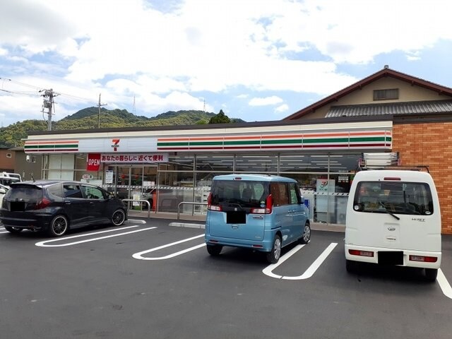 物件外観写真7　(セブンイレブン福山千田町店まで692m)