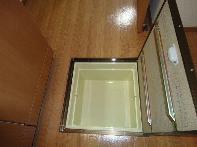 物件内観写真18　(床下収納)