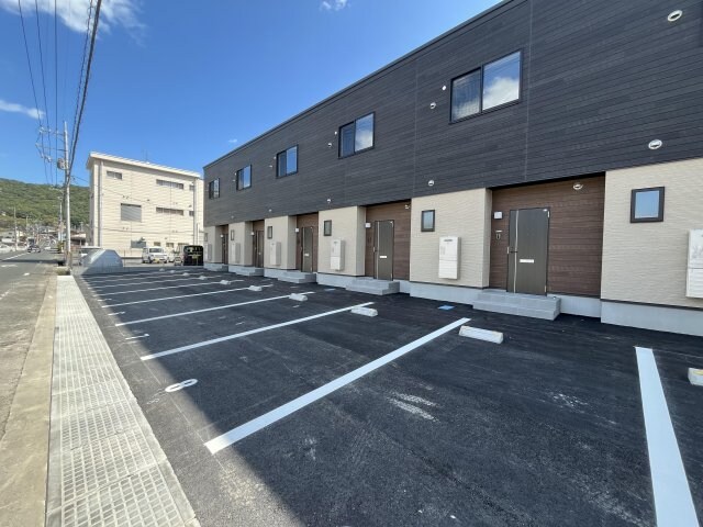 物件外観写真3　(駐車場があるので、車を買う予定の方も安心です)