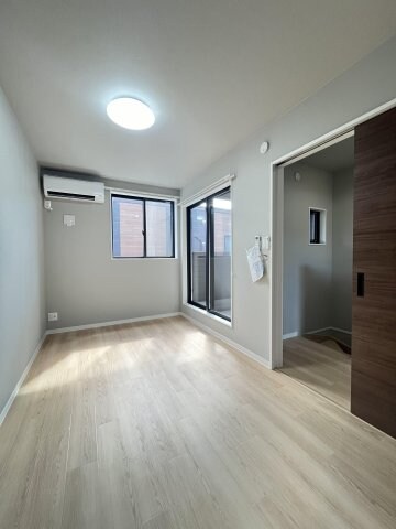 物件内観写真13　(こちらの居間で趣味の時間をお楽しみください)