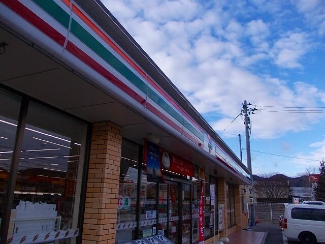 物件外観写真6　(セブンイレブン加茂店まで500m)