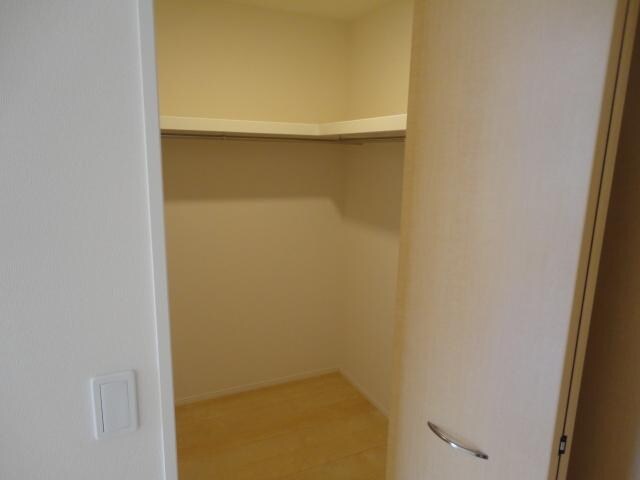 物件内観写真5　(ウォークインクローゼット)