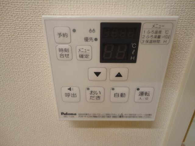物件内観写真17　(給湯器リモコン)