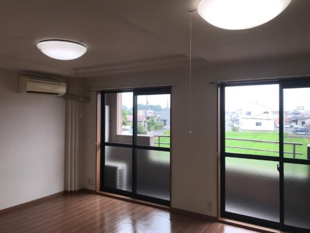 物件内観写真4　(リビング)