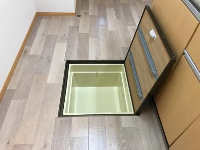 物件内観写真13　(床下収納)