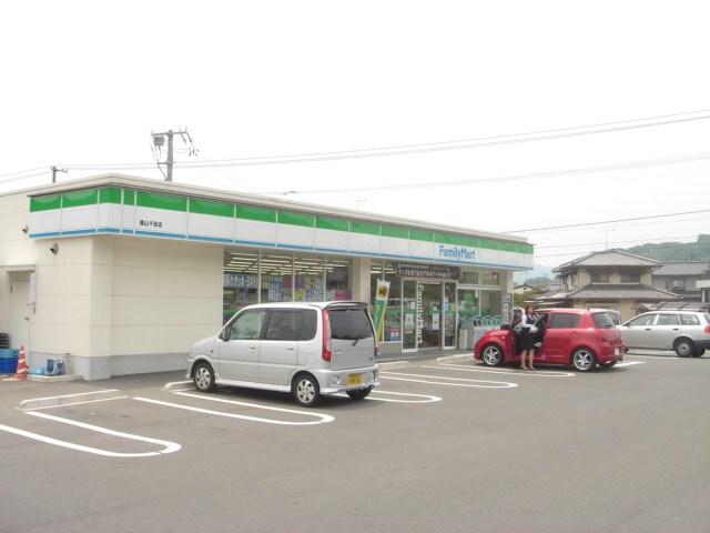 物件外観写真3　(ファミリーマート（コンビニエンスストア）まで2,910ｍ)