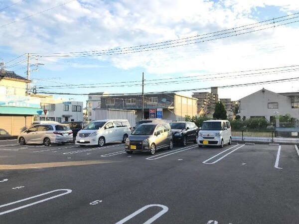 駐車場(外観写真（昼）)