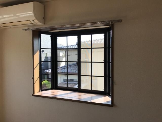 物件内観写真24　(出窓)