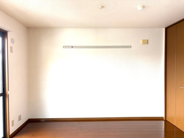 物件内観写真9　(南側洋室)