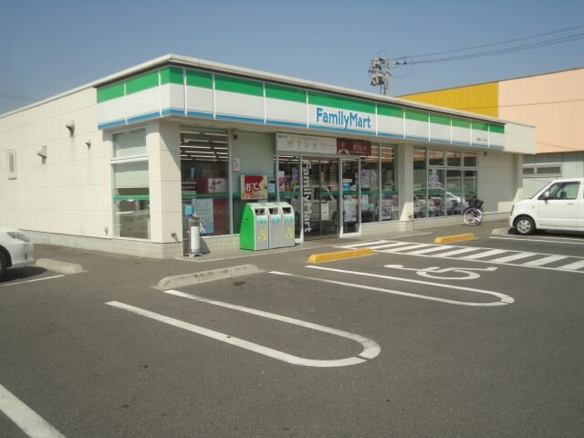 物件外観写真8　(ファミリーマート南蔵王三丁目店（コンビニ）まで606ｍ)