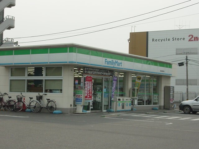 物件外観写真6　(ファミリーマートまで670ｍ)