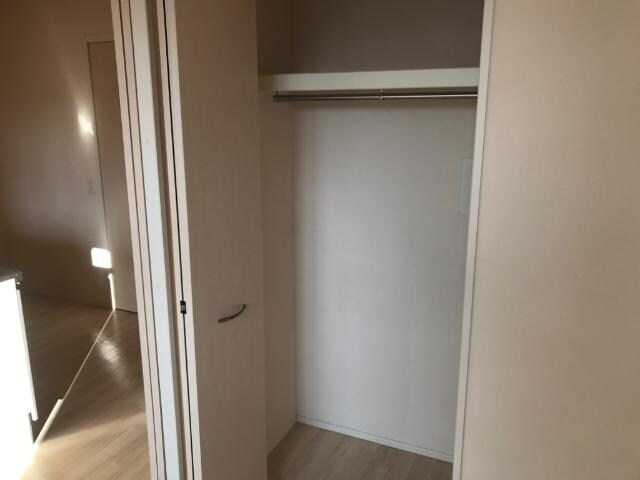 物件内観写真16　(西洋室収納)