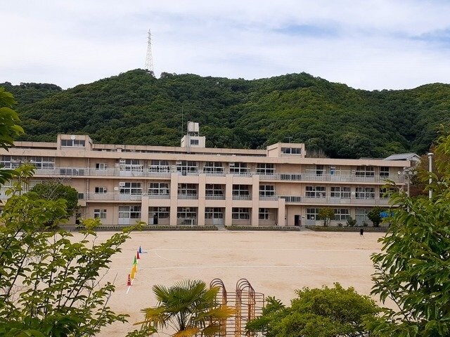 物件外観写真6　(福山市立春日小学校まで1600m)