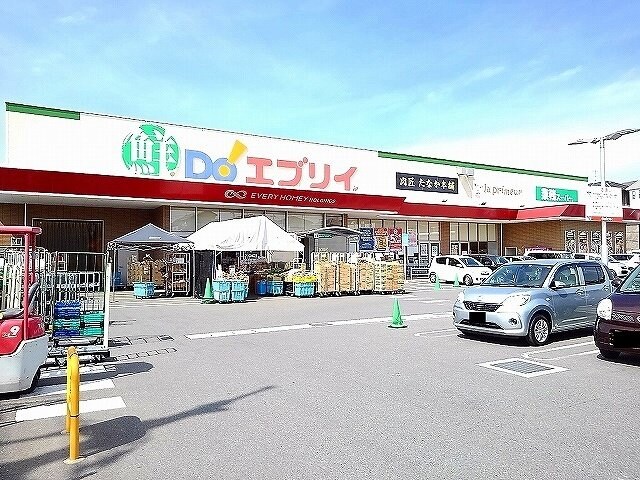 物件外観写真5　(エブリイ伊勢丘店まで850m)