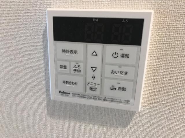 物件内観写真18　(給湯器リモコン)