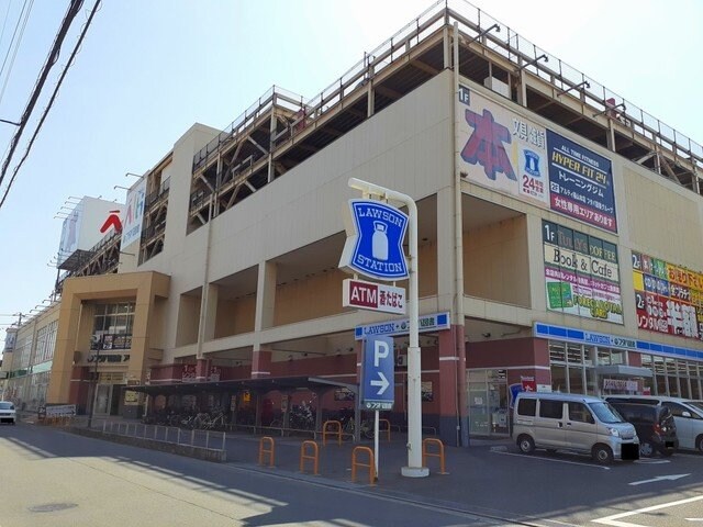 物件外観写真3　(フタバ図書まで700m)