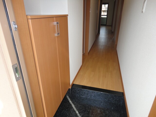 物件内観写真2　(玄関)