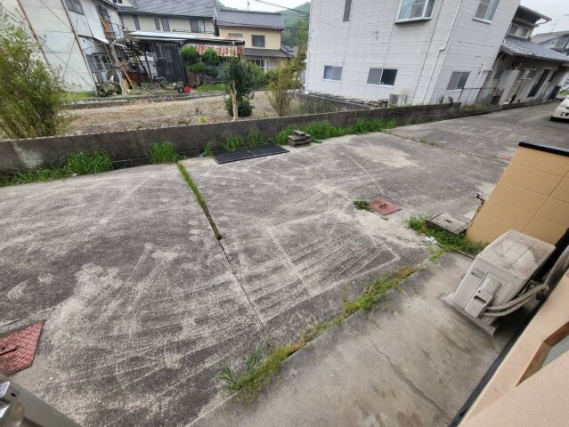 物件外観写真2　(2台目軽四であればこちらへ駐車可能)