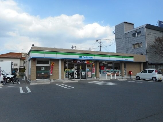物件外観写真4　(ファミリーマート府中中須店まで830m)