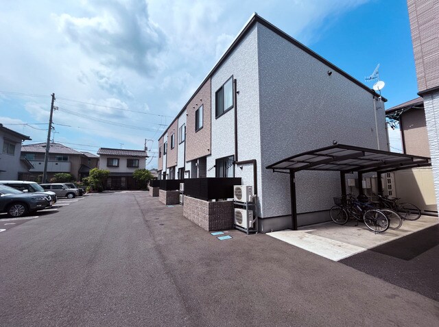 物件外観写真2　(エントランスです)