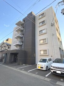 鹿児島市電１系統 鴨池駅 5階建 築12年の外観写真