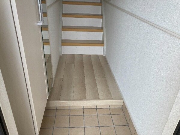 玄関(同物件別室の画像です)