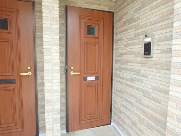 玄関(同物件別部屋参考写真)