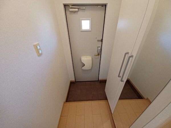 玄関(同型参考写真)