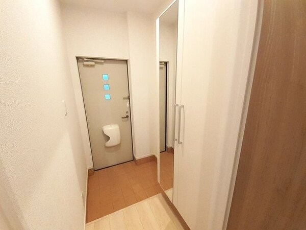 玄関(同タイプの部屋写真です)
