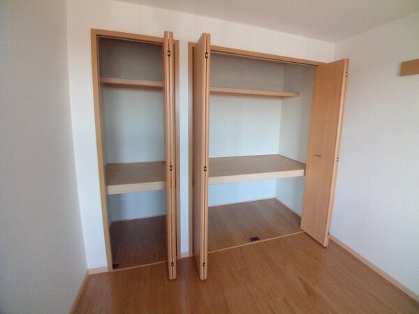 収納(同型、反転タイプの部屋写真です)