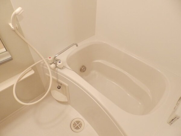 バス／シャワールーム等(同型、反転タイプの部屋写真です)