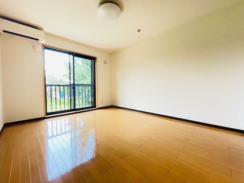 物件内観写真5　(同一物件の別部屋の写真です。)