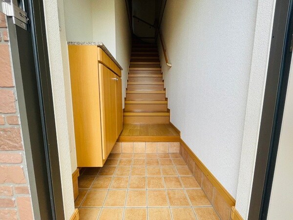 玄関(同タイプのお部屋の参考写真です。)