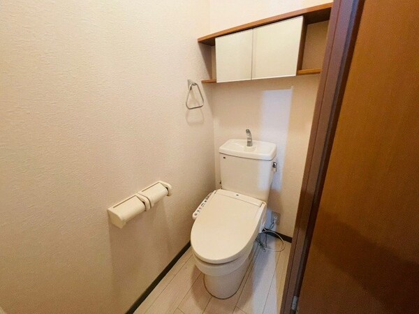 トイレ(同物件別部屋のお写真です)
