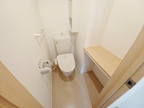 トイレ(同型参考写真)