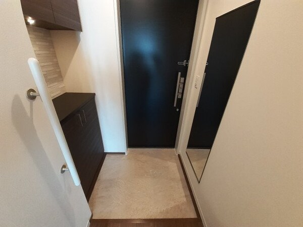 玄関(玄関同一物件別部屋のお写真です)
