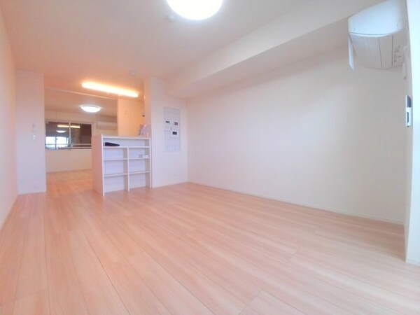 居室・リビング(同建物の別部屋写真です)