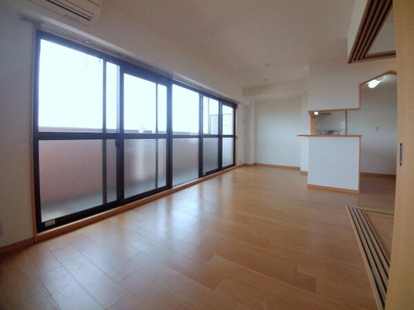 居室・リビング(同建物の別部屋写真)