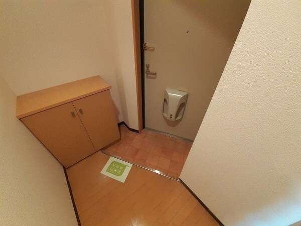 玄関(同物件参照写真)