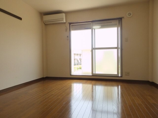 物件内観写真5　(居室・リビング同物件別部屋の写真)