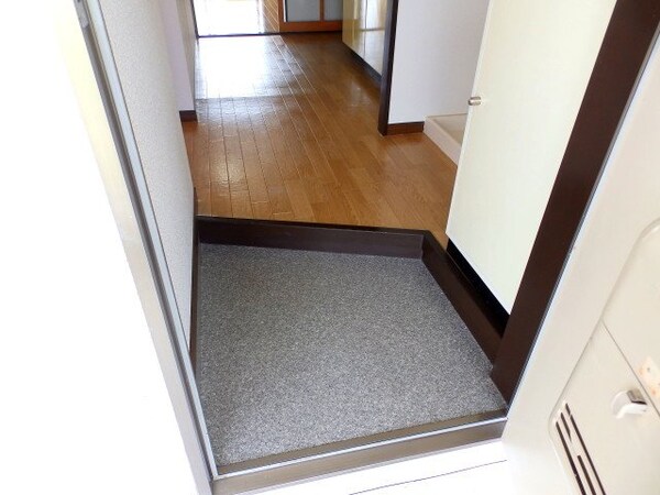 玄関(玄関同物件別部屋の写真)