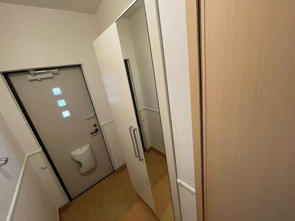 玄関(同型タイプの画像です)
