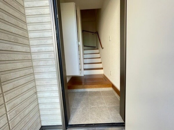玄関(同物件、別部屋モデル)