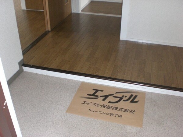 玄関(玄関同物件別部屋の写真)