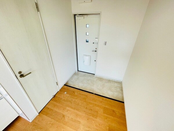 玄関(同型参考写真)